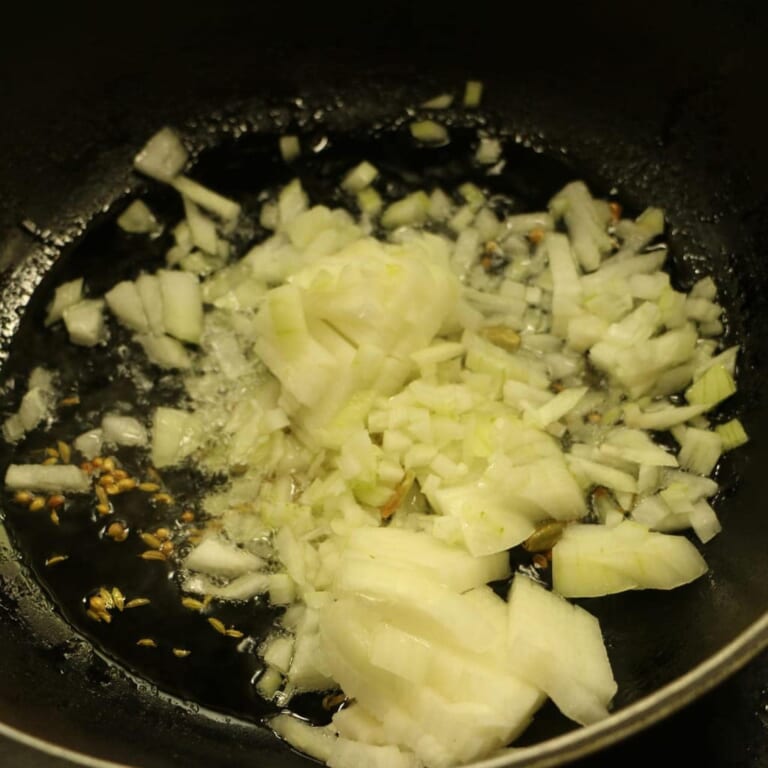 手順 2: スパイスがシュワシュワしてきたら玉ねぎを加えます。