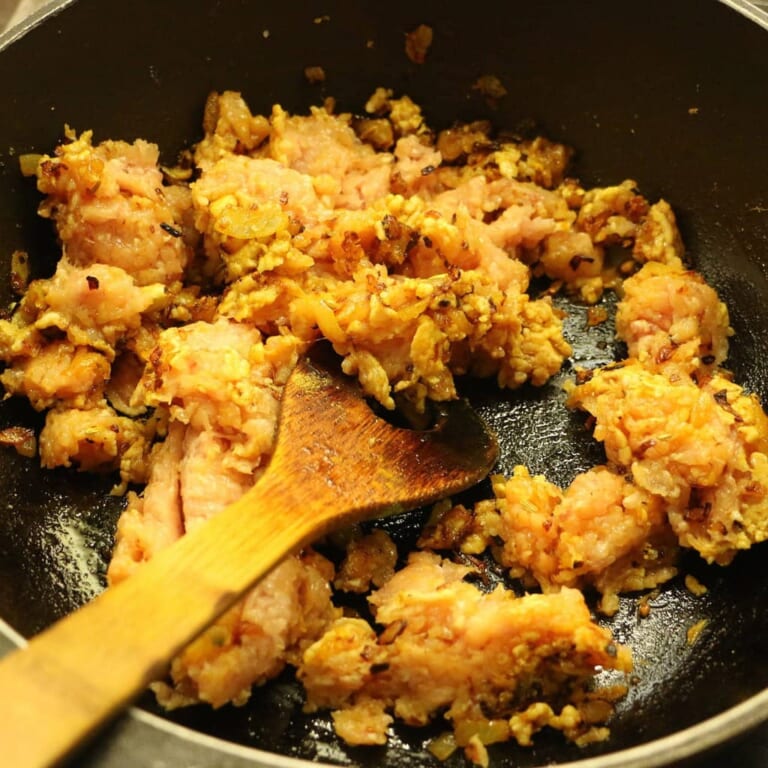 手順 6: 鶏ひき肉を加え、全体が良く炒まるまでじっくりと火を通します。
