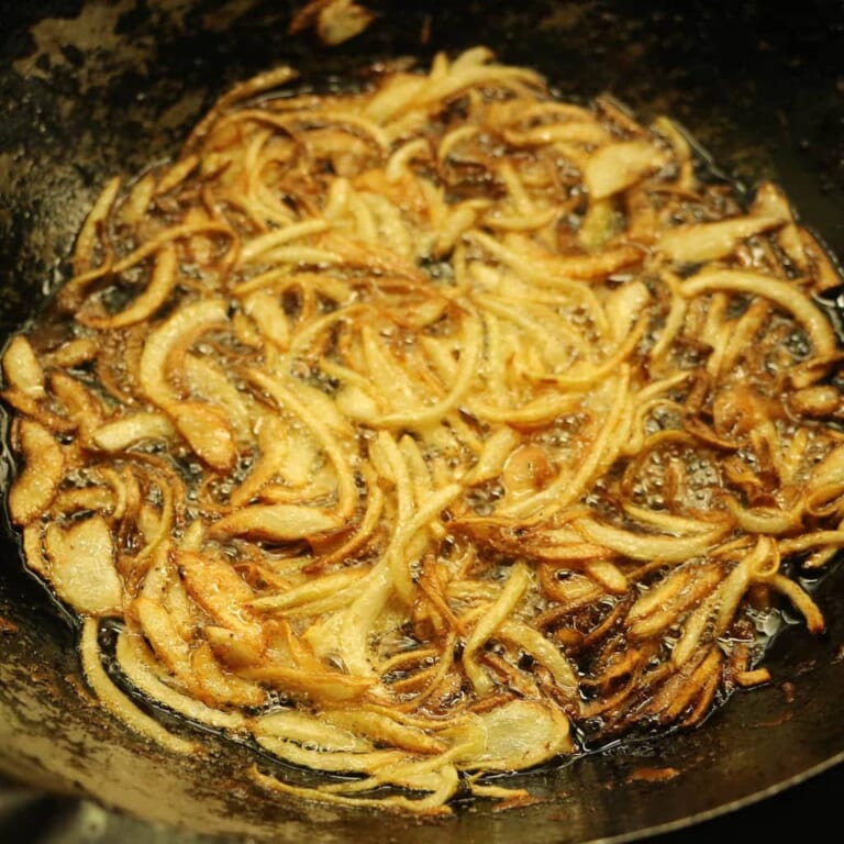 手順 2: 玉ねぎを素揚げしておきます。