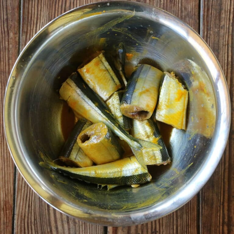 手順 1: ※米はざっと洗い水(分量外)に1時間ほどつけておきます。 秋刀魚は大きめの一口大に切り、マリネ用のターメリック、レモン汁
