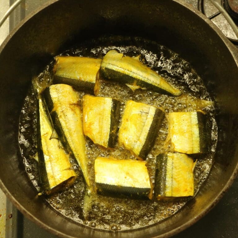 手順 4: 鍋をあたため油をいれ、秋刀魚を焼いていきます。