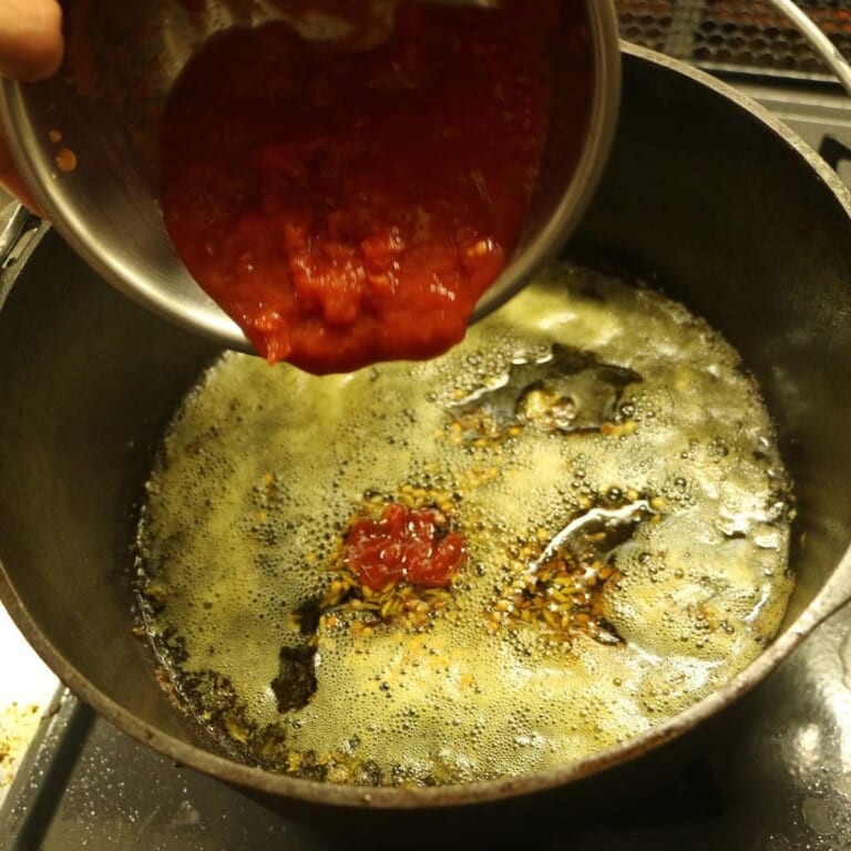 手順 5: 魚を取り出し、その油にスパイスCを加えテンパリングします。そのあとにトマトを加えます。