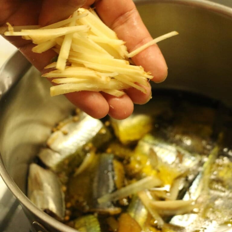 手順 4: 一煮立ちしたら生姜を加えます。