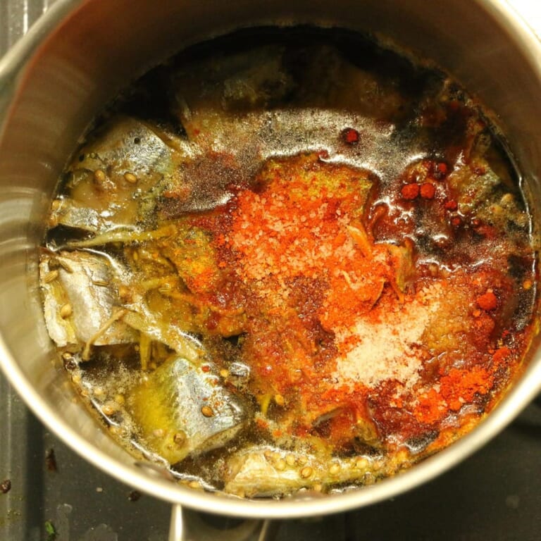手順 5: スパイスBと塩を入れ弱火で煮込みます。秋刀魚の大きさにもよりますが、骨が柔らかくなるまで1時間程度掛かります。焦げ付きに
