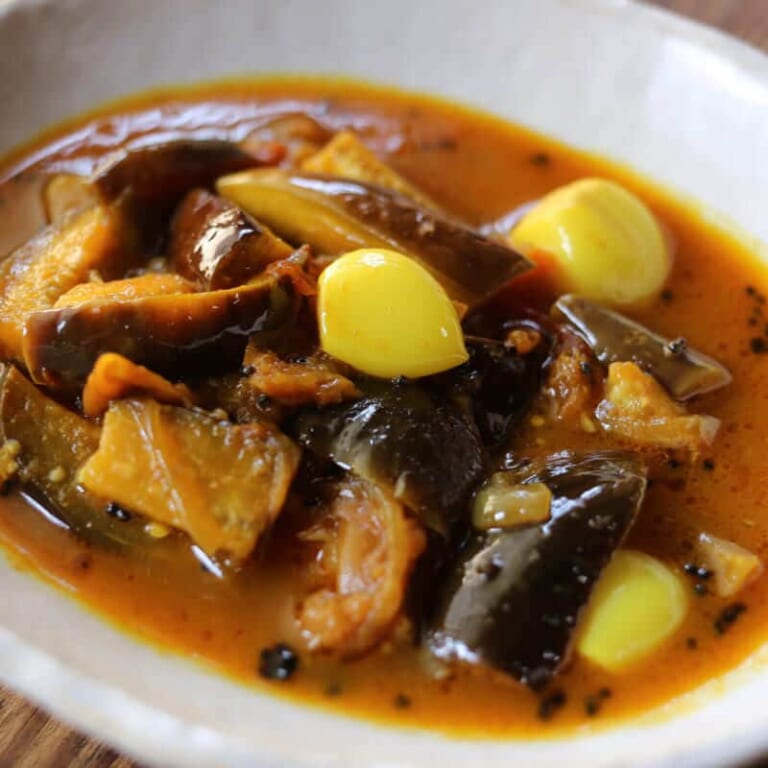 トマトの酸味が効いた赤橙色のなすカレー。酸味とスパイスの配合を表すヒーロー画像