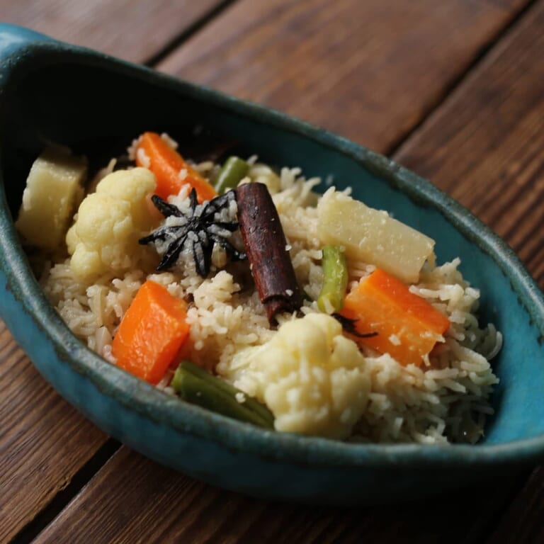 スパイスと彩り野菜を炊き込んだインドのバスマティライス料理