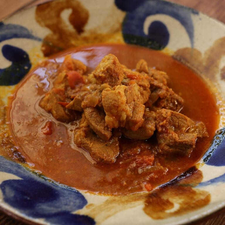 カレー粉で作るポークカレーのレシピ|アンビカ印で本格インド風