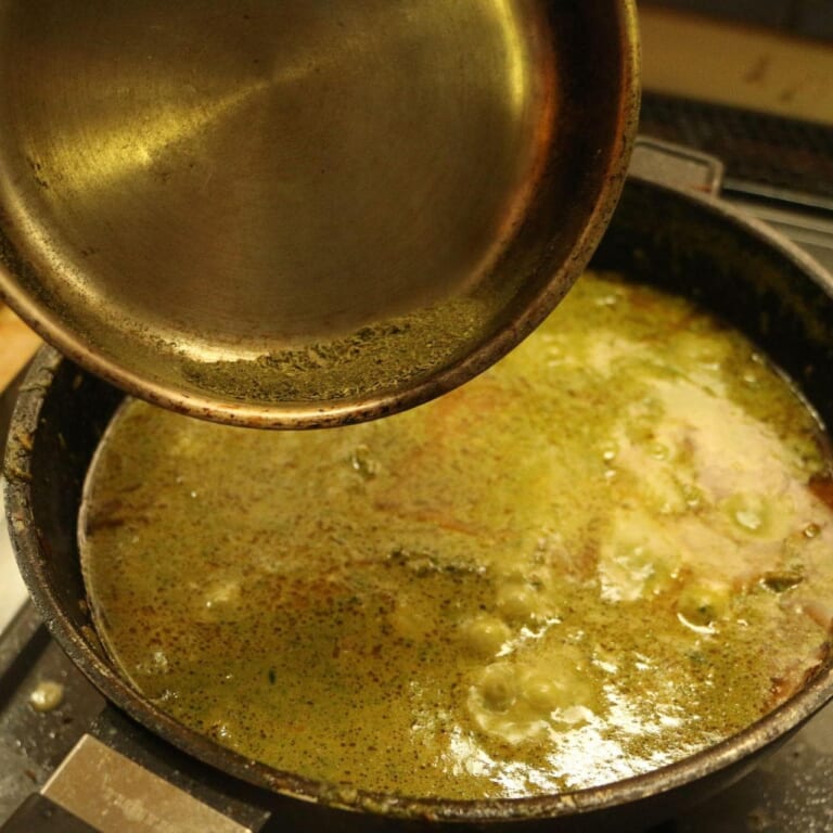 手順 9: 牛肉が入った鍋にほうれん草のペーストを加えて混ぜ、最後にカスーリメティパウダーを加え一煮立ちさせたら完成。