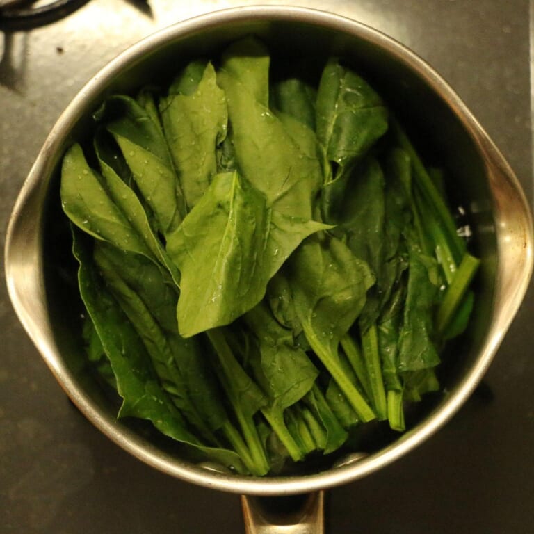 手順 1: ほうれん草をざく切りにし、茹でてペーストにしておく。