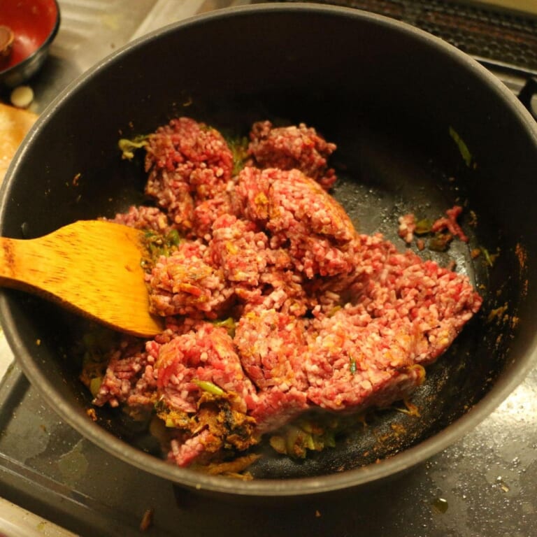 手順 3: スパイスA、合いびき肉を加え炒め合わせる。
