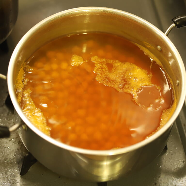 手順 1: ひよこ豆を一晩水（分量外）につけ食べやすい硬さまで茹でておく。塩、ターメリック（分量外）を少し加えておくと良い。