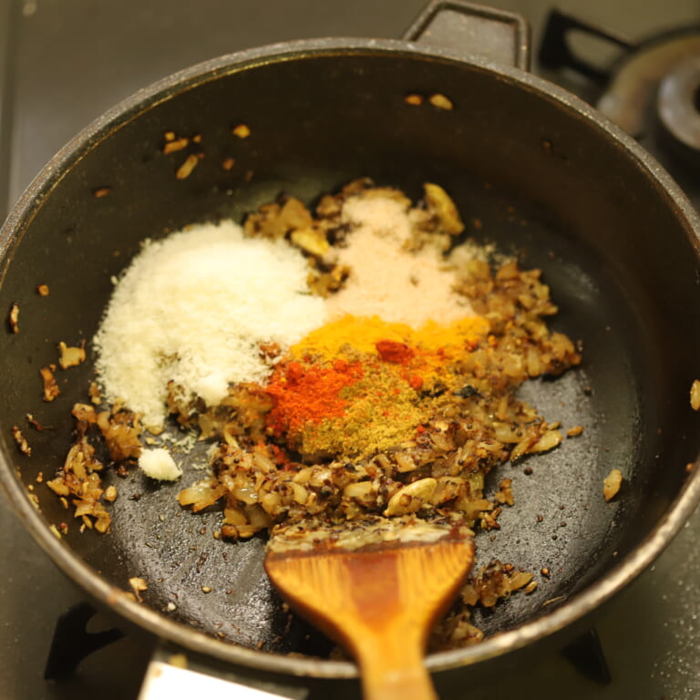 手順 3: スパイスBと塩を加えしっかりと炒める。