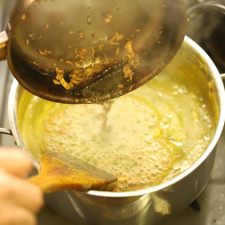 手順 6: テンパリングを豆の鍋に加える。