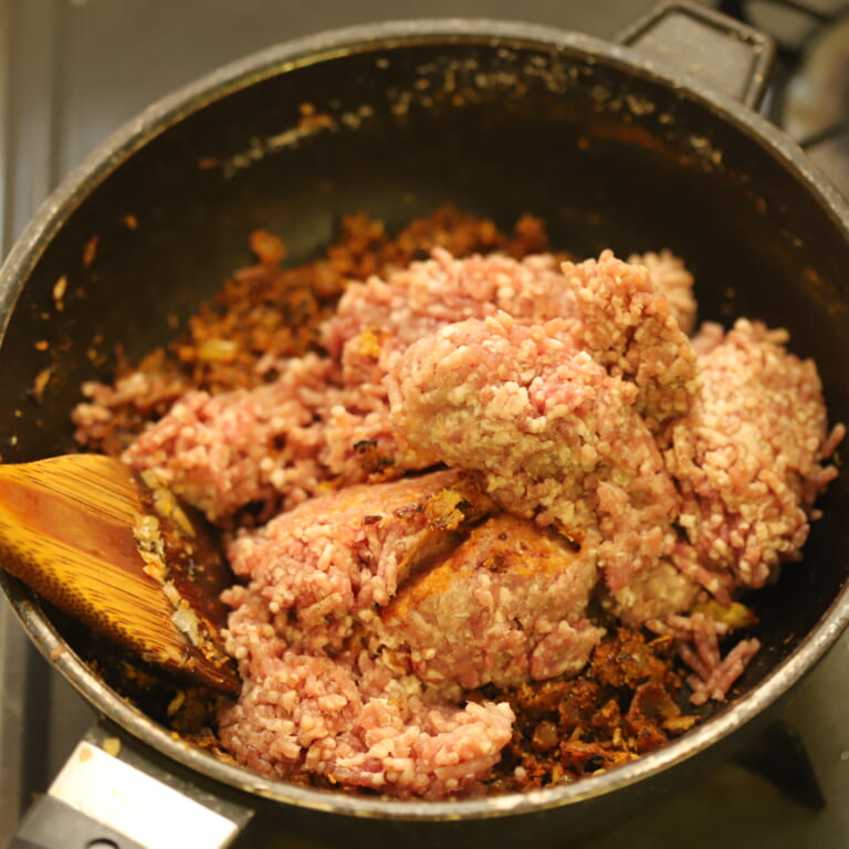 手順 4: 豚ひき肉を加え肉に火が通るまでしっかりと炒める。
