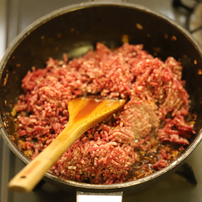 手順 3: 少し炒め香りがしてきたら合いびき肉を加え火が通るまで炒める。