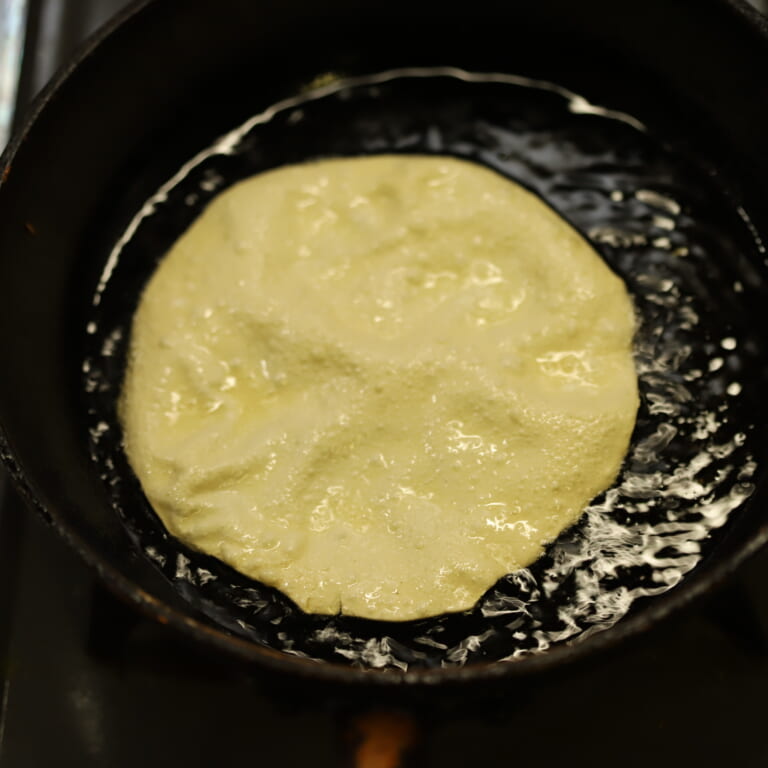 手順 2: パパドを揚げるか焼いて、1のミックスを上にかける。