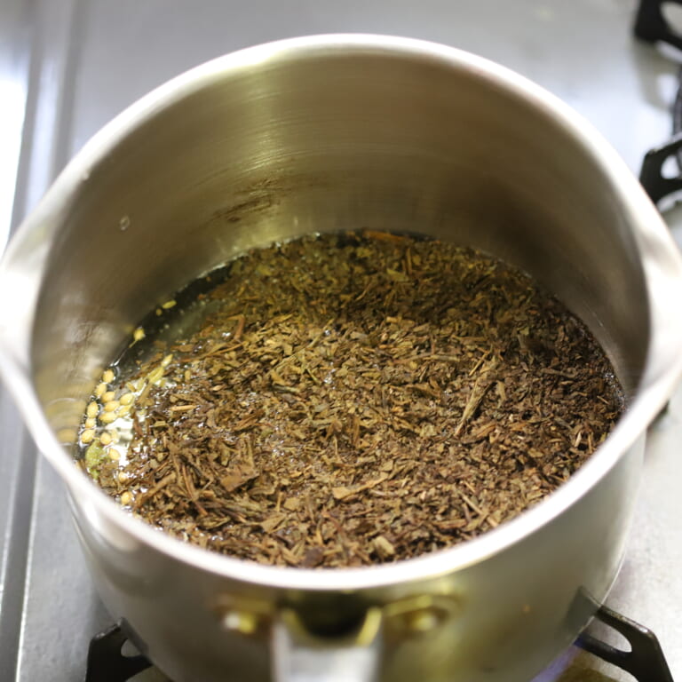 手順 2: ほうじ茶を加え3, 4分煮出す。