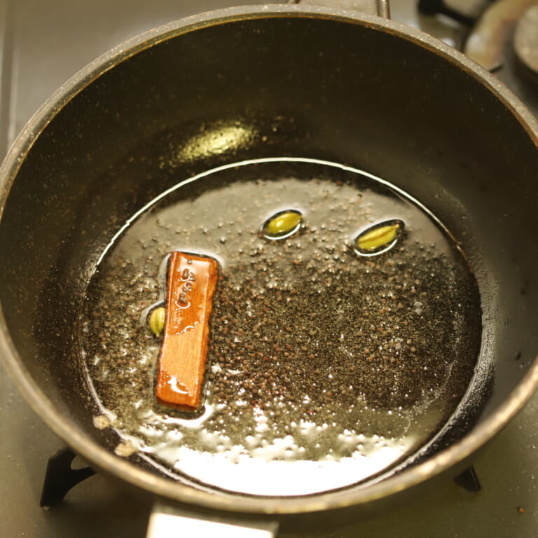 手順 3: あたためたフライパンに油をひき、スパイスAを入れる。