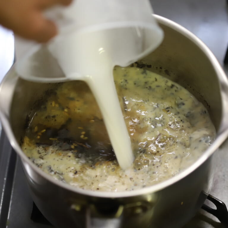 手順 3: スパイスミックスT、砂糖、牛乳を加える。