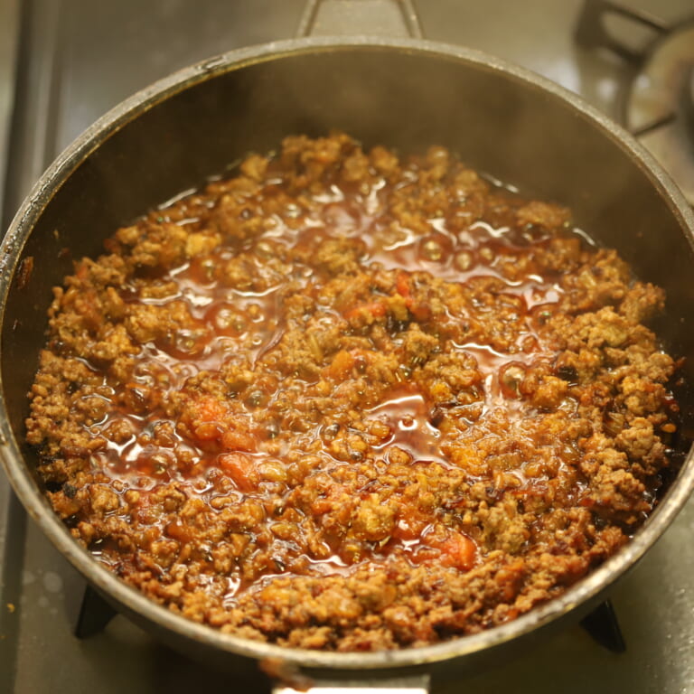 手順 6: 出来上がったキーマカレーにチャートトマトをトッピングして完成。