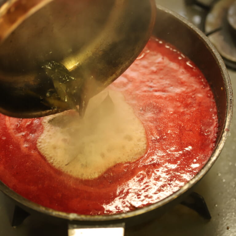 手順 9: テンパリングしたスパイスを油ごと鍋に加えなじませる。