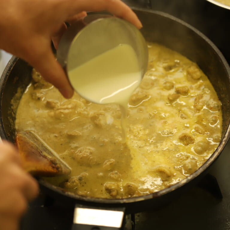 手順 5: 生クリームを加え一煮立ちさせたら完成。