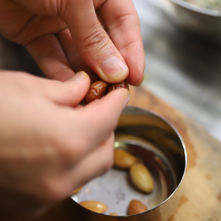 手順 1: アーモンドを沸騰したお湯で5分ゆで、うす皮をむく(5〜20分ゆでる。しっかり火を通すなら20分。あたたかいうちの方が剥き