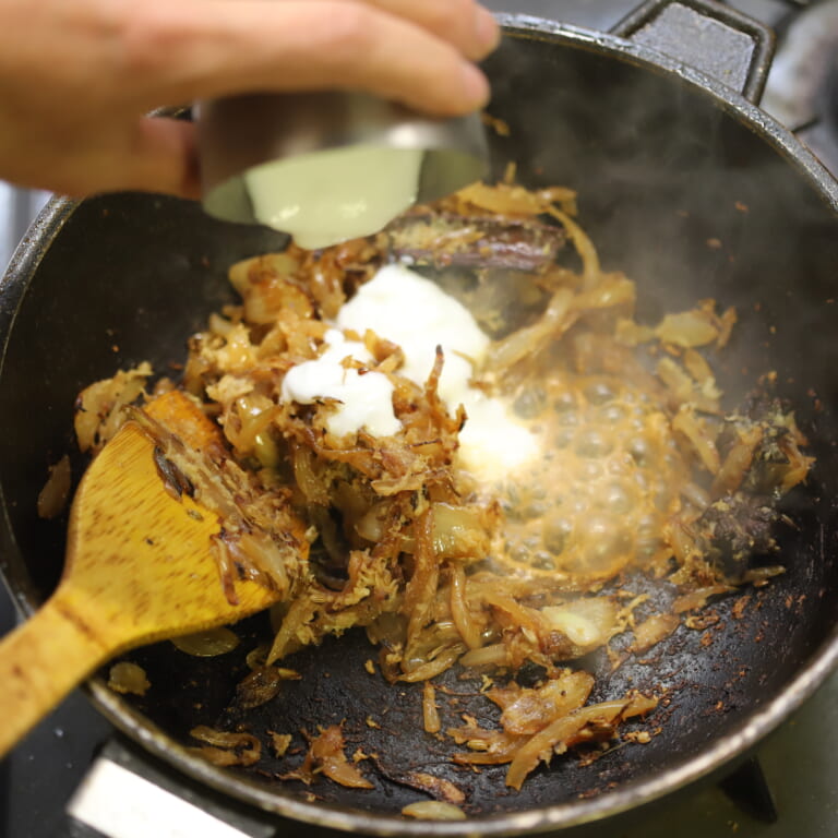 手順 6: ヨーグルトを加えてしっかり炒める。お肉をフライパンに戻す。