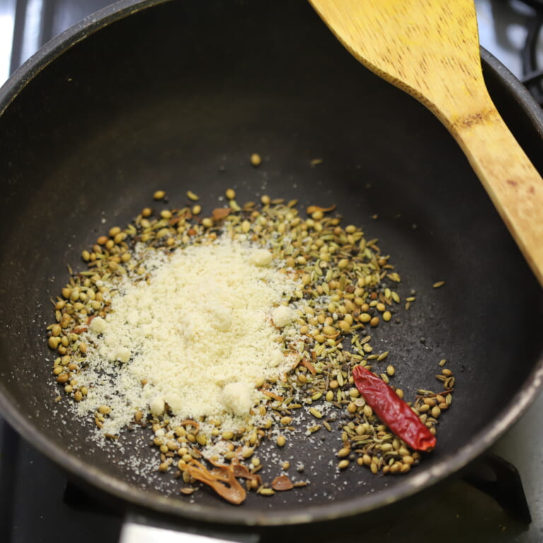 手順 2: スパイスA、アーモンドパウダーをローストし、ミキサーにかけておく。