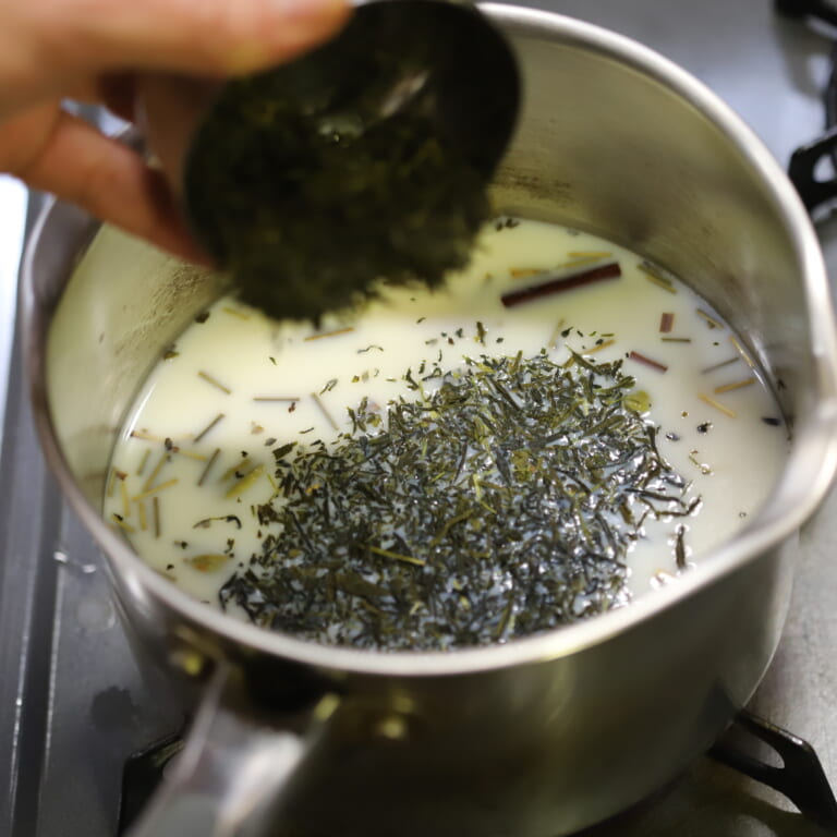 手順 2: 茶葉と牛乳、砂糖を加える。グツグツしてきたら早めに火を止める。