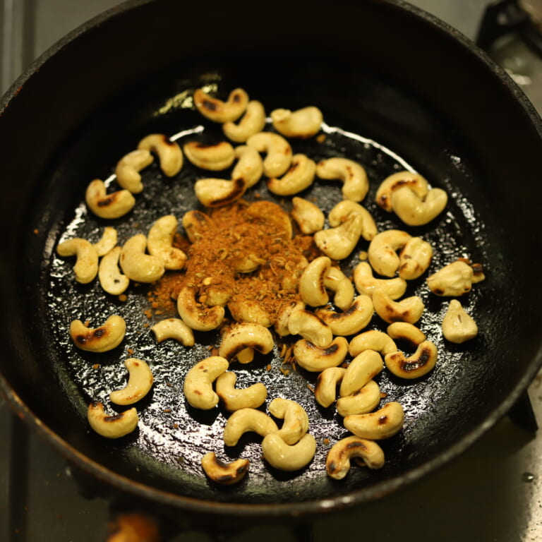 手順 2: 火を止めてから油を加え混ぜ合わせる。その後スパイスAと塩を加えまぶしていく。