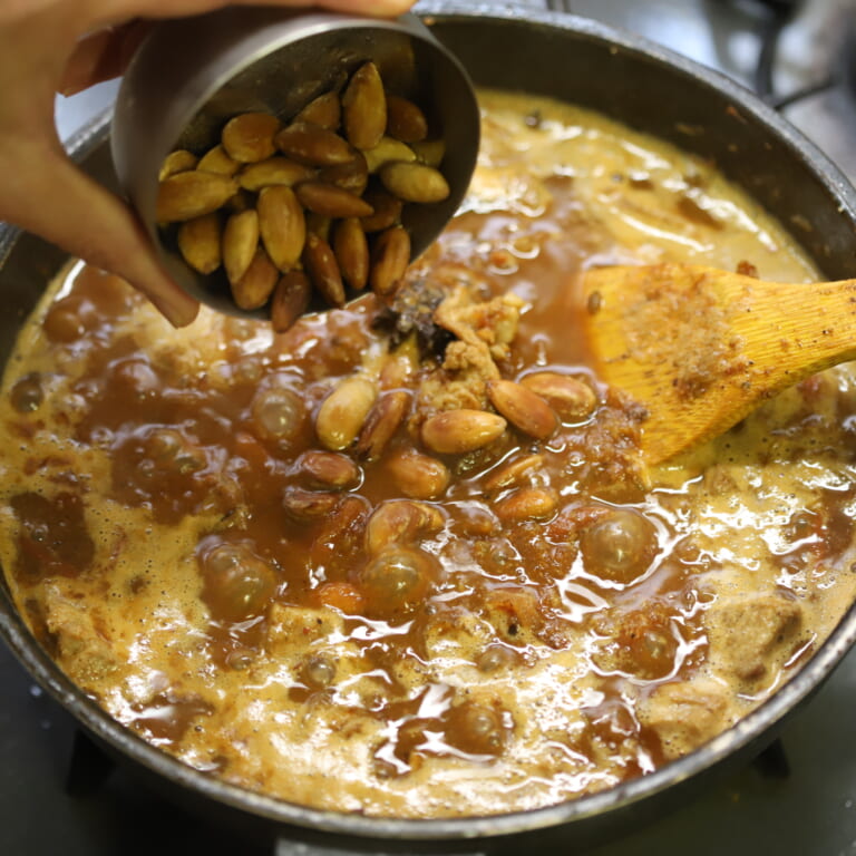 手順 9: 茹でて皮を剥いたアーモンドを加えて煮込めば出来上がり。