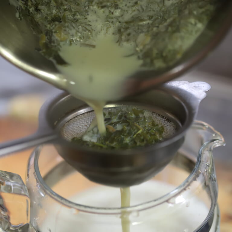 手順 3: 茶漉しなどで漉したら完成。