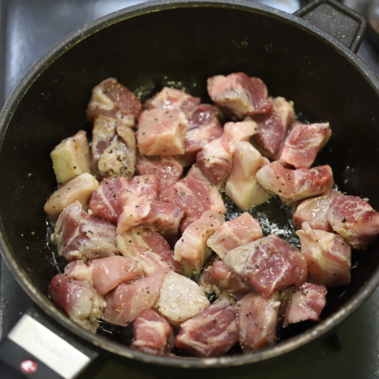 手順 3: あたためたフライパンに油をひき、ポークを加える。焼き色がつくまでしっかり炒めたら、お肉だけ取り出す。