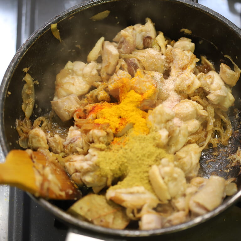 手順 5: 鶏もも肉を加え火が通るまで炒める。スパイスB、塩を加えて混ぜ合わせ軽く炒める。