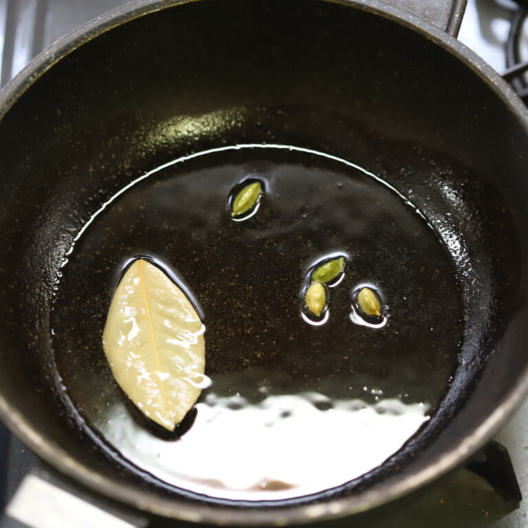 手順 3: あたためたフライパンに油をひき、スパイスAを入れる。