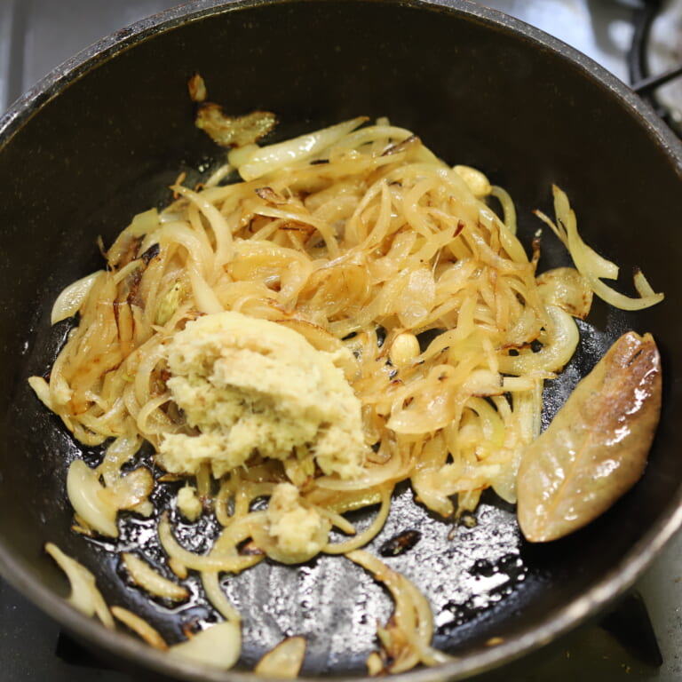 手順 4: 玉ねぎを薄く透明になるまで炒め、にんにく、しょうがを入れて炒める。