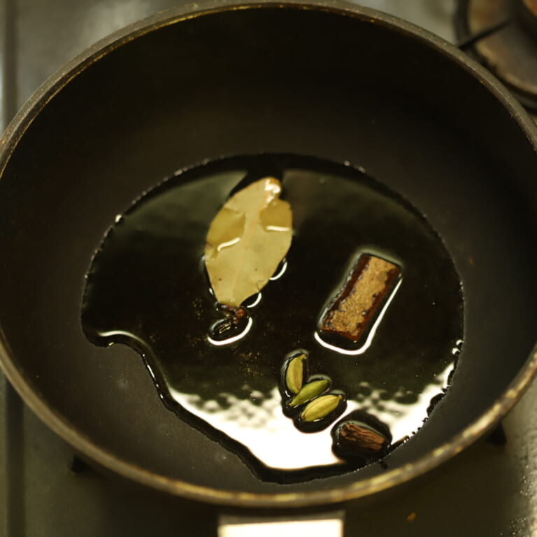 手順 4: 温めたフライパンに油を加え、スパイスAを入れ熱する。