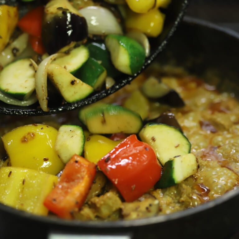 手順 5: 野菜を加え炒めて、好みの硬さになったらフライパンの中身全てを⒊の豚肉の鍋に投入して少し一緒に煮込む。