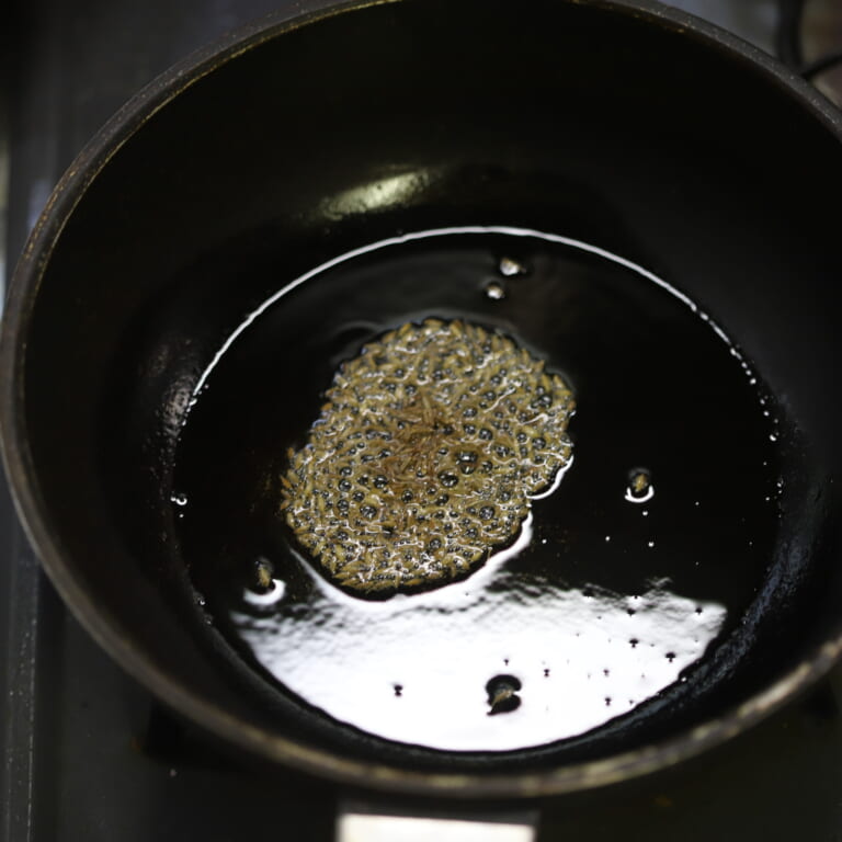 手順 1: 温めてフライパンに油を入れスパイスAを炒める。