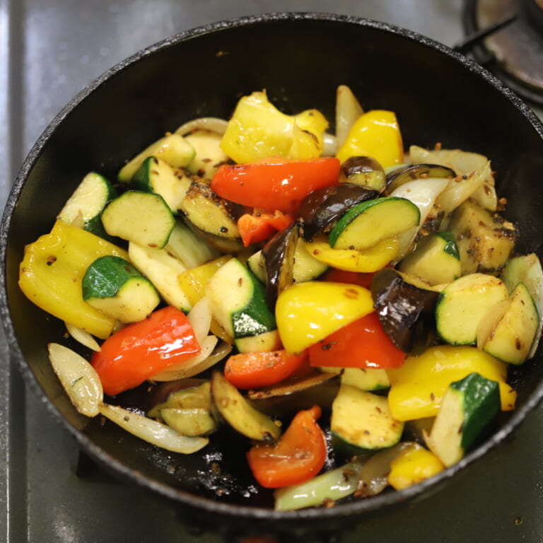 手順 4: 豚肉を煮込んでいる間に野菜を切り、別のフライパンを温め油を加え、スパイスCを炒める。