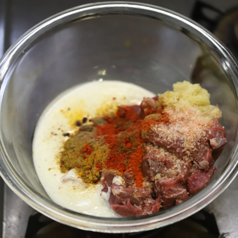 手順 1: ヨーグルトにおろしにんにく・生姜、スパイスB、塩を加えラム肉をマリネしておく。