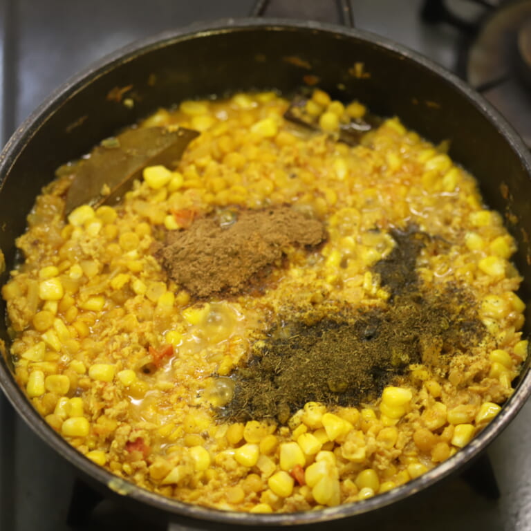 手順 9: 仕上げにカスーリメティのパウダー、スパイスCを加え軽く混ぜ合わせ蓋をして数分弱火で煮こむ。
