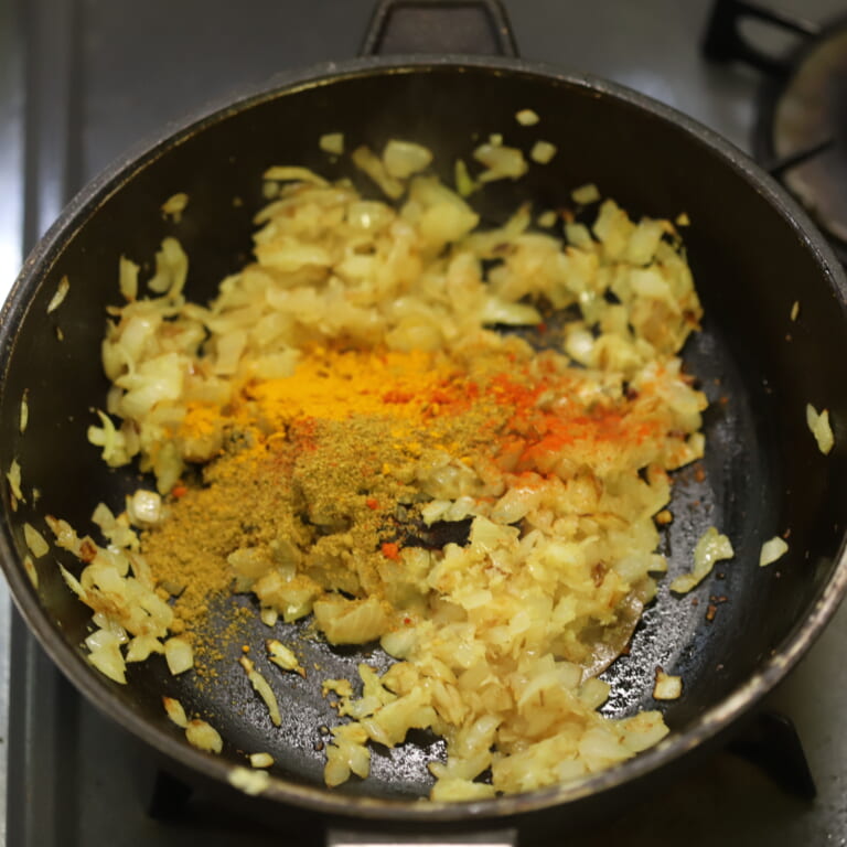 手順 6: にんにく、生姜を加え香りが落ち着いたら、スパイスBと塩を加え炒める。