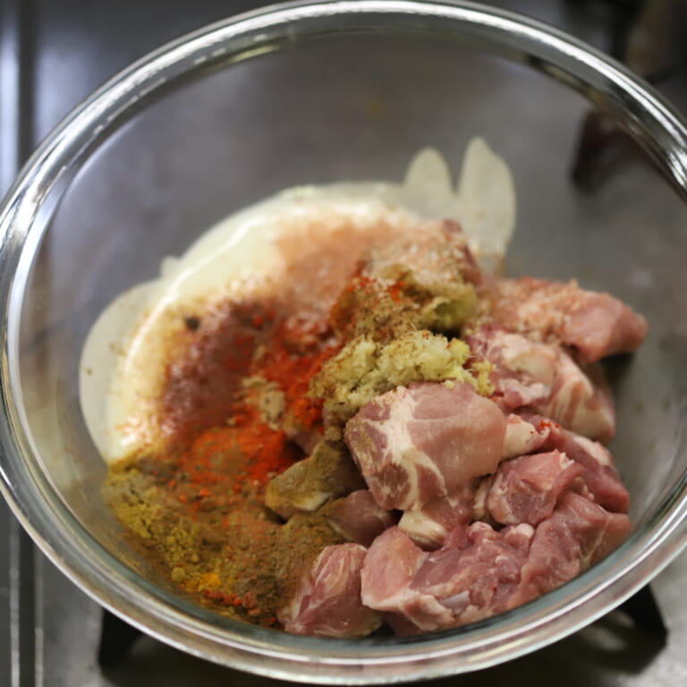 手順 1: 豚肉、おろしにんにく・生姜、ヨーグルト、お酢、スパイスA、塩をマリネしておく。時間があれば2、3時間冷蔵庫などに置いてお