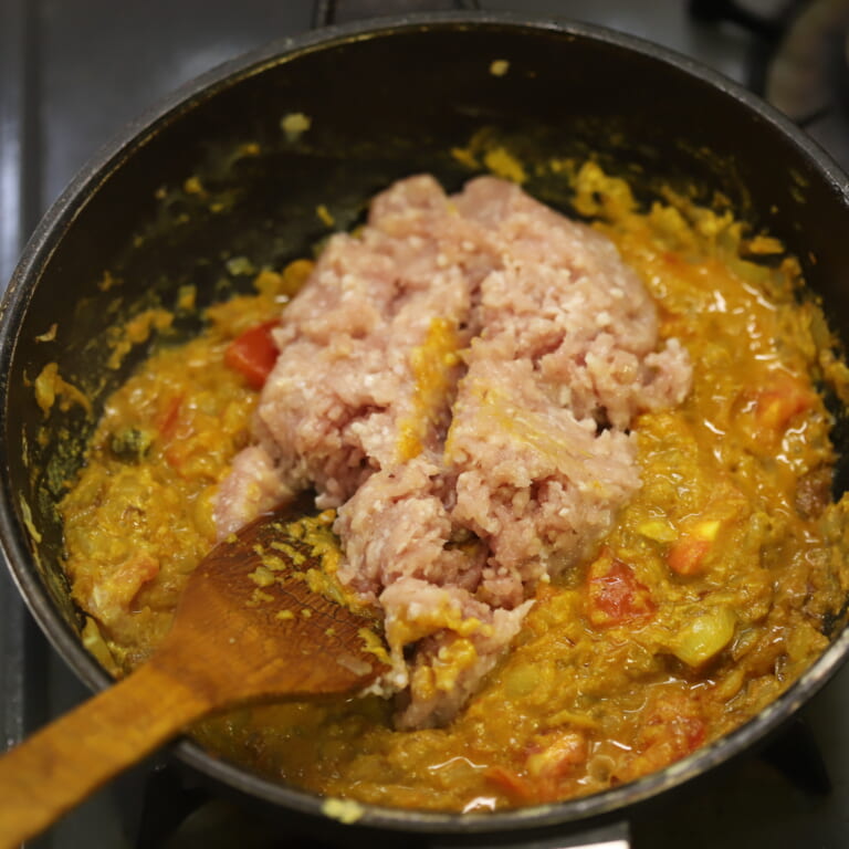手順 7: トマト、ヨーグルトを加え炒めあわせる。トマトの形がなくなったら鶏ひき肉を加え炒める。