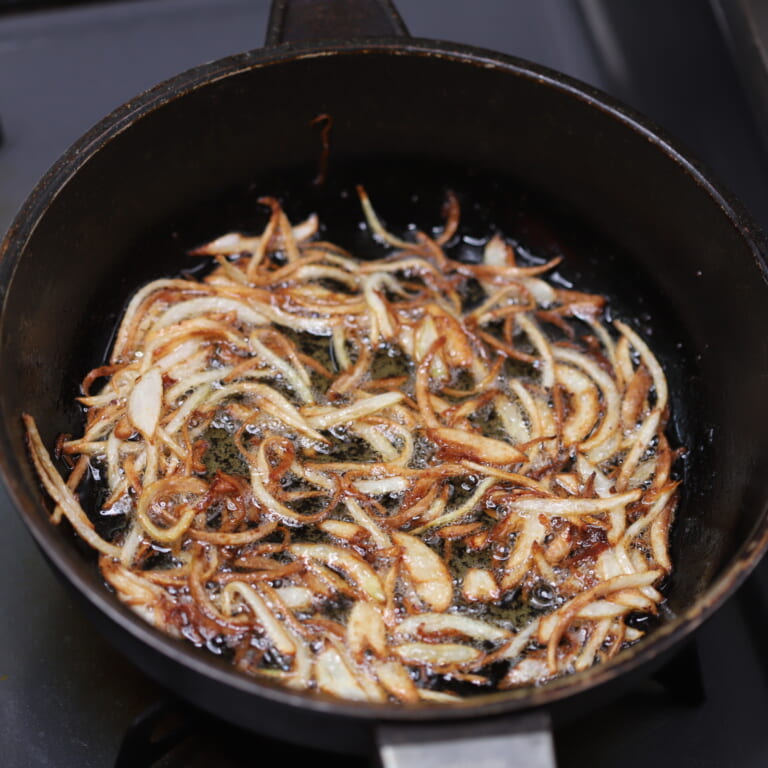 手順 5: スライスした玉ねぎを素揚げしておく(油分量外)