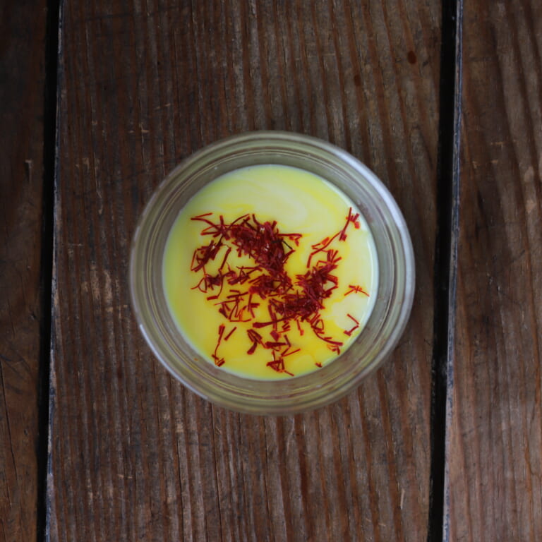 手順 4: 牛乳を温めてサフランを加えサフランミルクを作っておく。