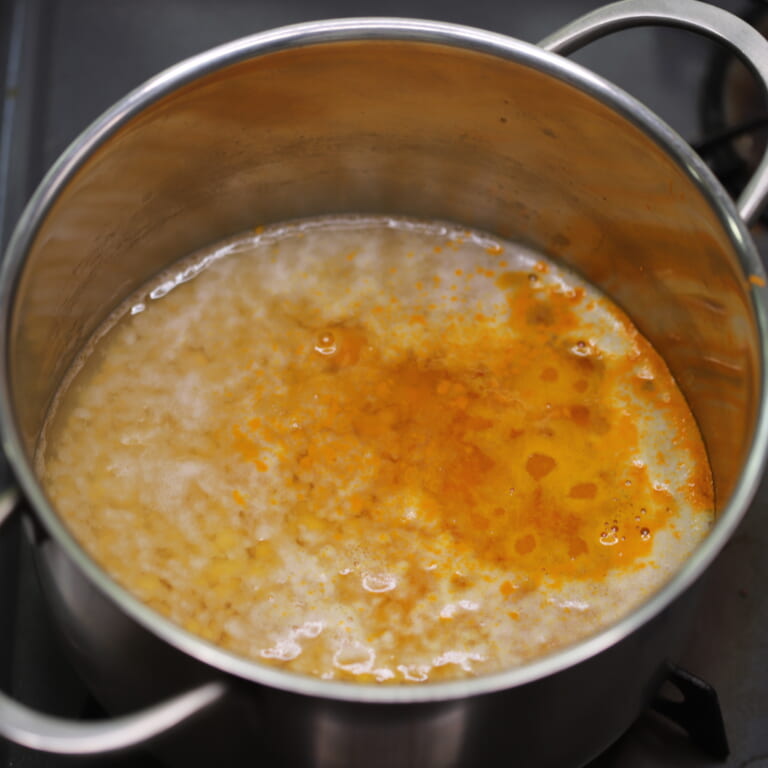 手順 2: タマリンドをぬるま湯につけてタマリンド水を作っておく。