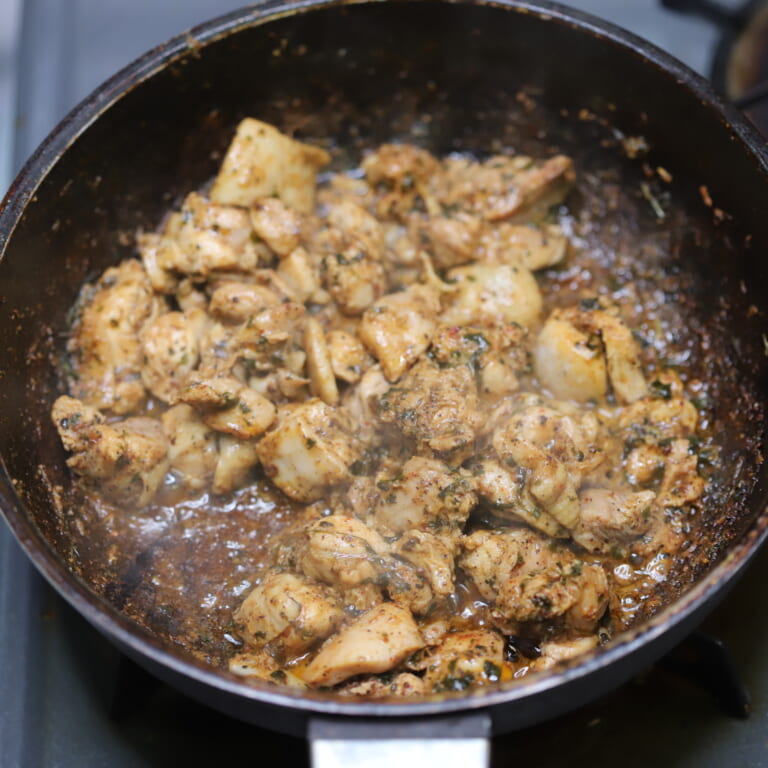 手順 4: マリネしておいた鶏もも肉を炭火で焼く。(炭火でなくてもフライパンなどでもOK)